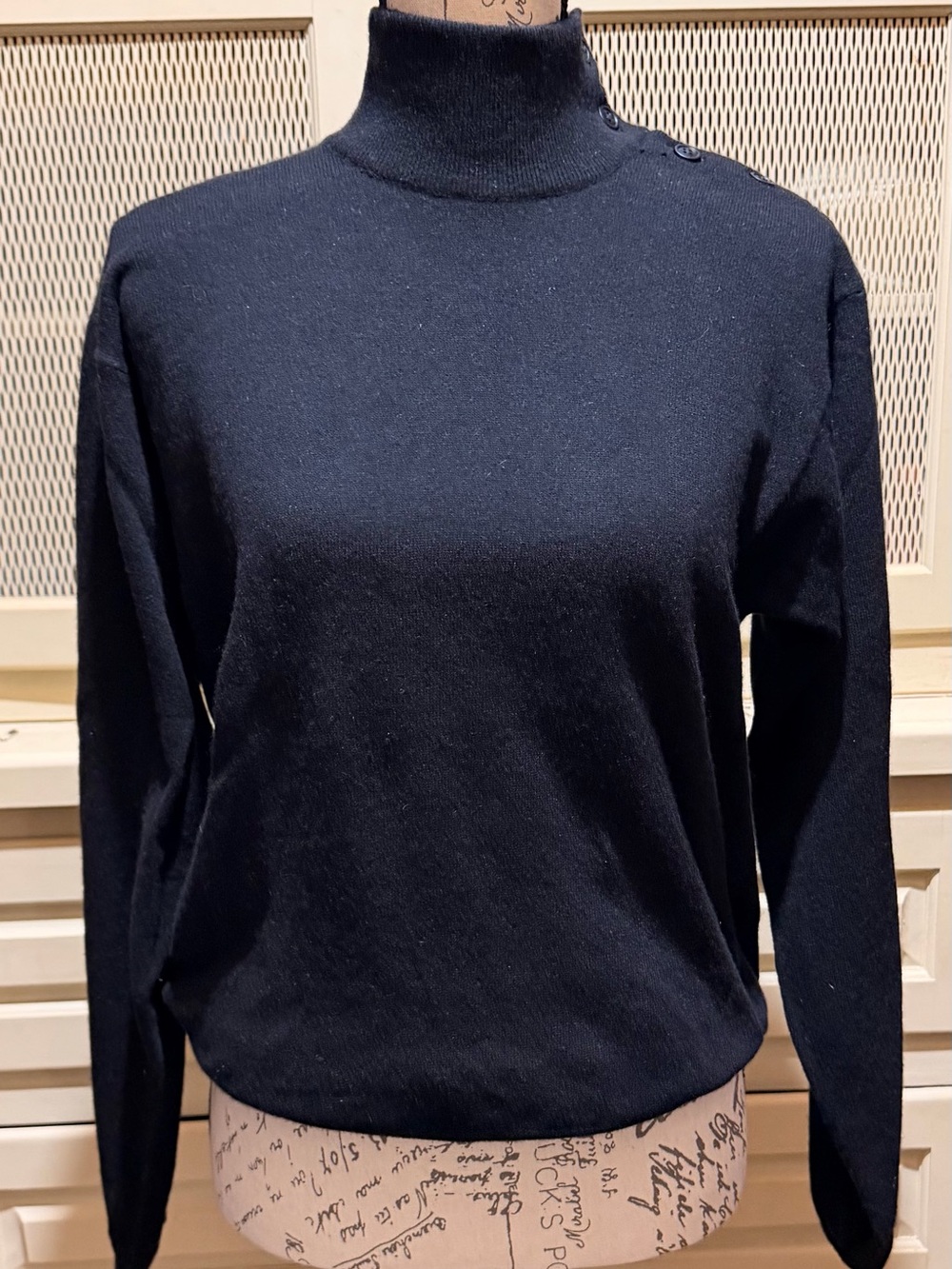 Vintage Gloria Sachs Scottish Cashmere 5-Button Shoulder Turtleneck